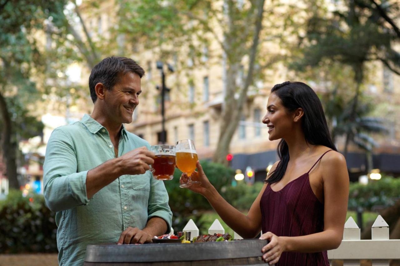 Sydney Harbour Marriott Hotel At Circular Quay Exterior foto A couple drinking beer