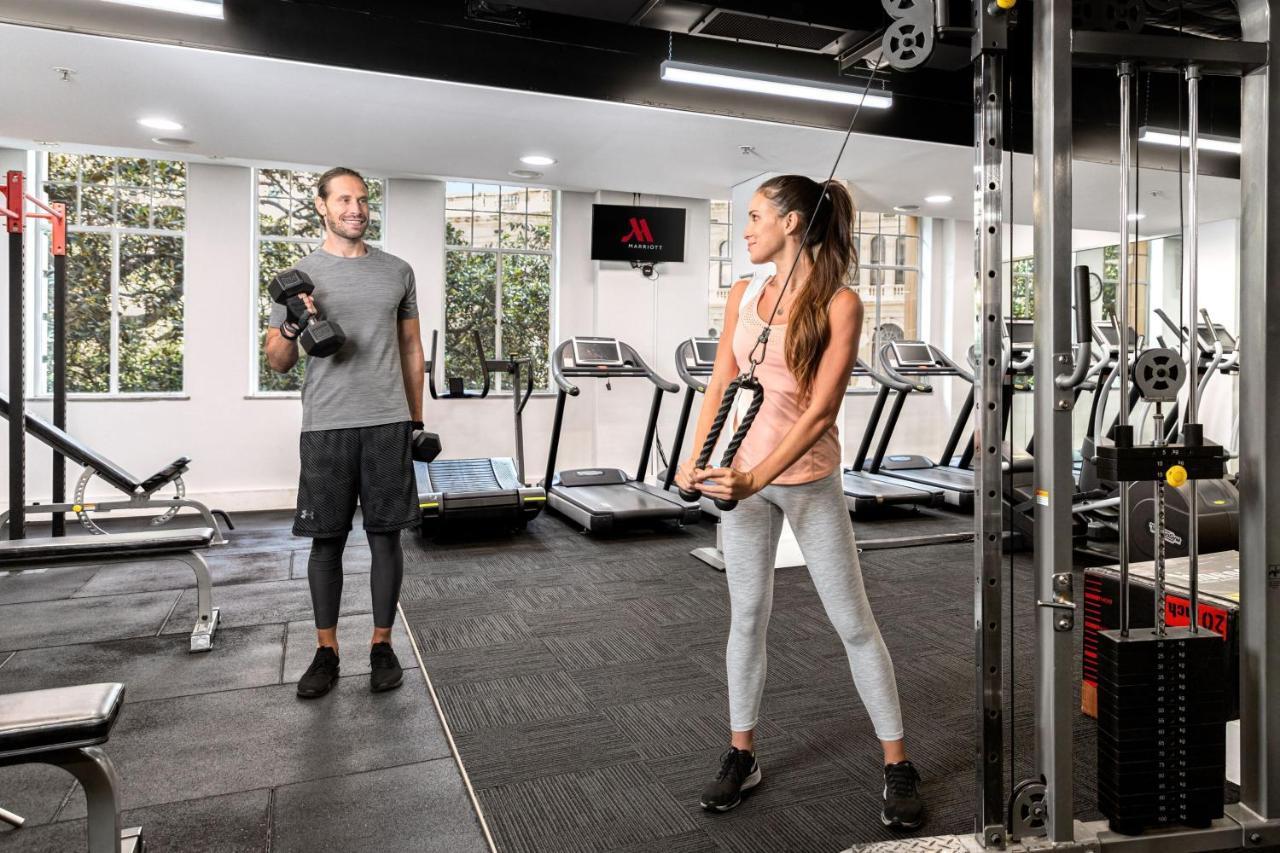 Sydney Harbour Marriott Hotel At Circular Quay Exterior foto Personal trainer with a client