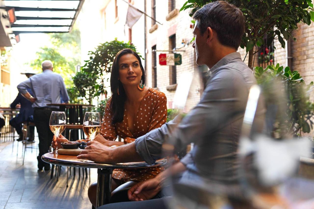Sydney Harbour Marriott Hotel At Circular Quay Exterior foto A couple at a café