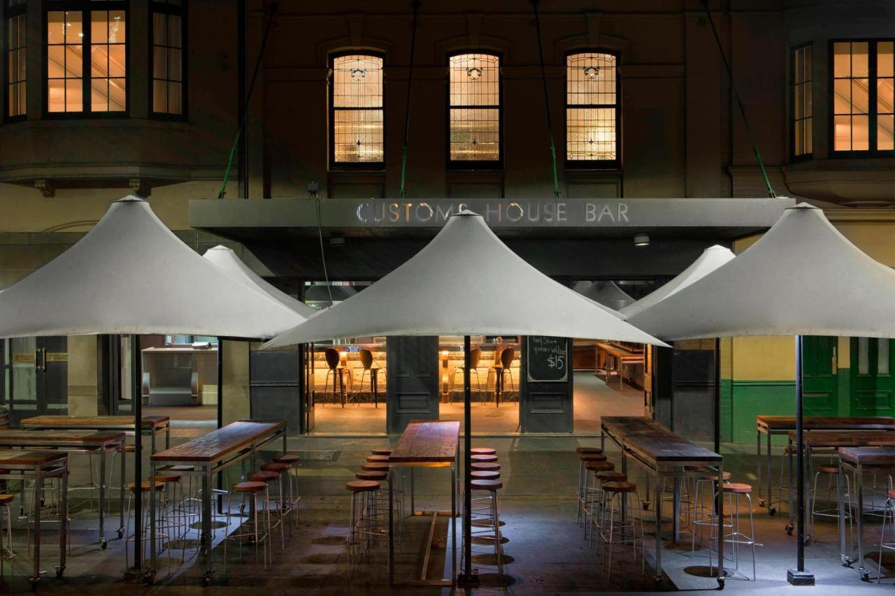 Sydney Harbour Marriott Hotel At Circular Quay Exterior foto The bar at night