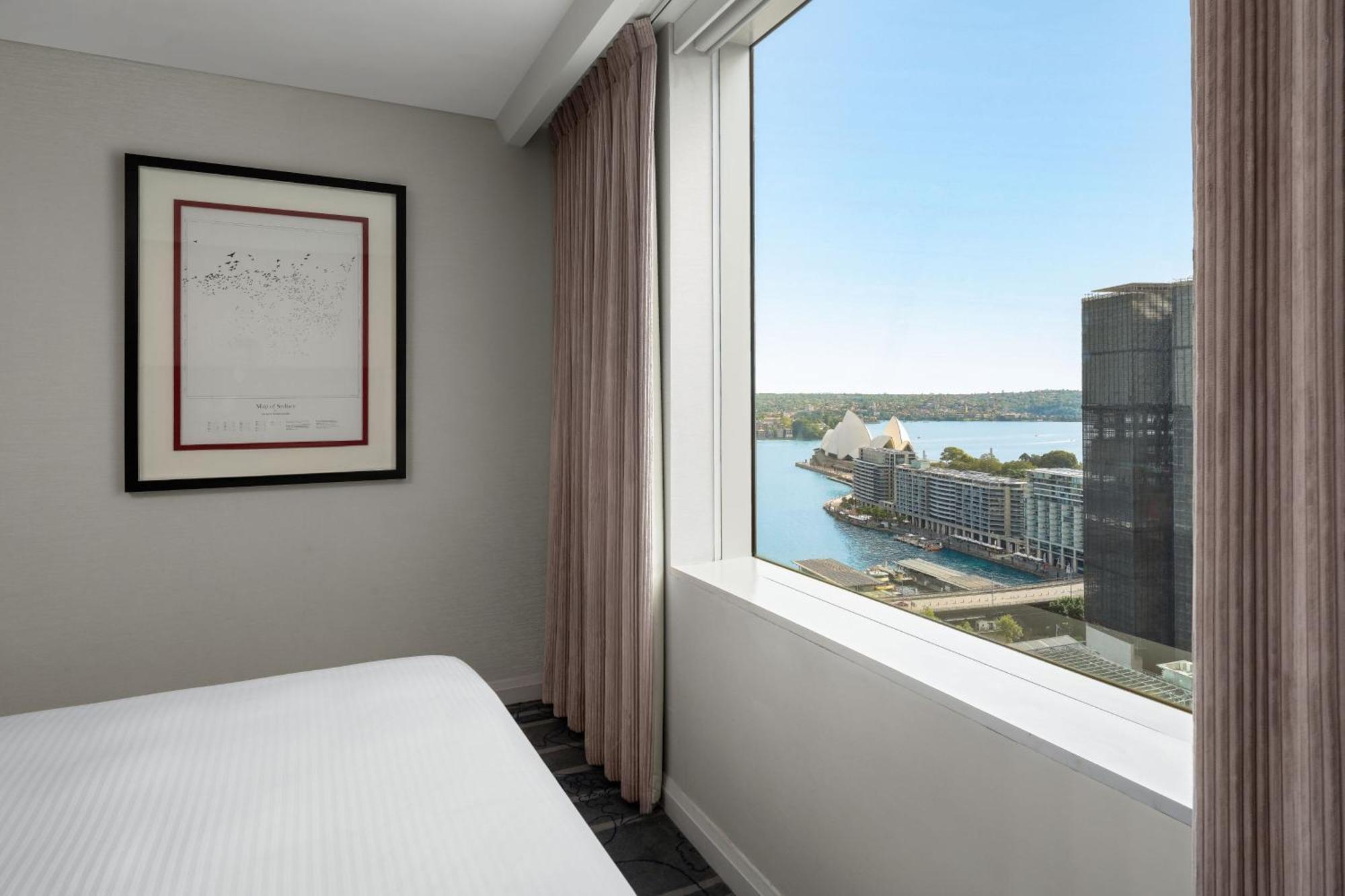 Sydney Harbour Marriott Hotel At Circular Quay Exterior foto A guest room at the hotel