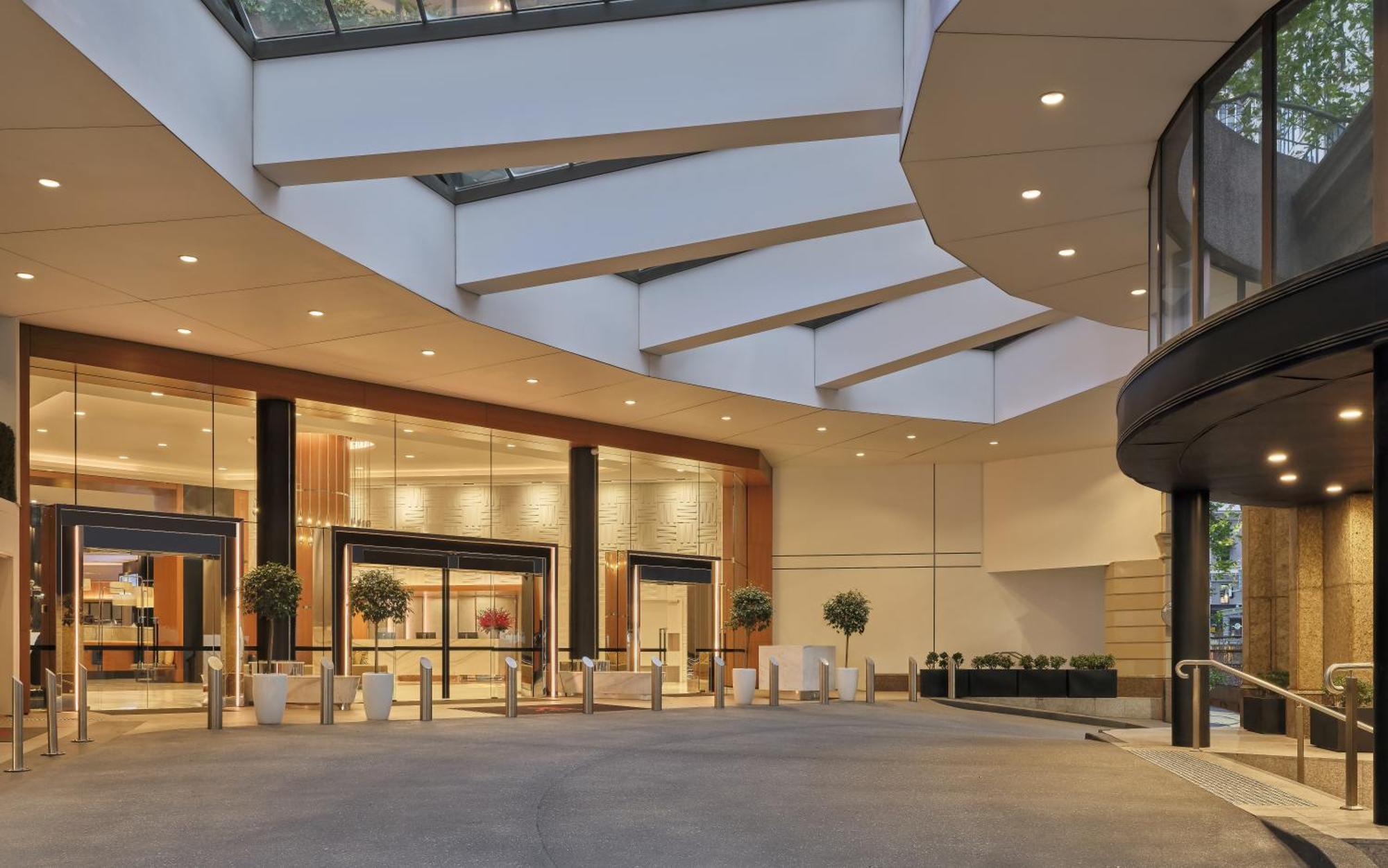 Sydney Harbour Marriott Hotel At Circular Quay Exterior foto The entrance to the hotel