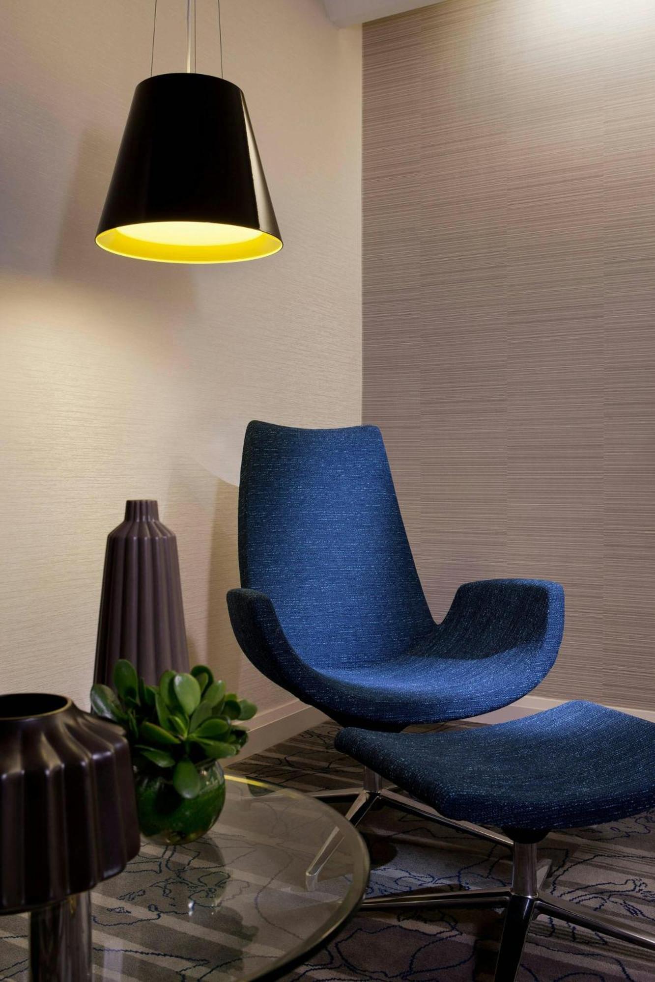 Sydney Harbour Marriott Hotel At Circular Quay Exterior foto A chair with a blue cushion